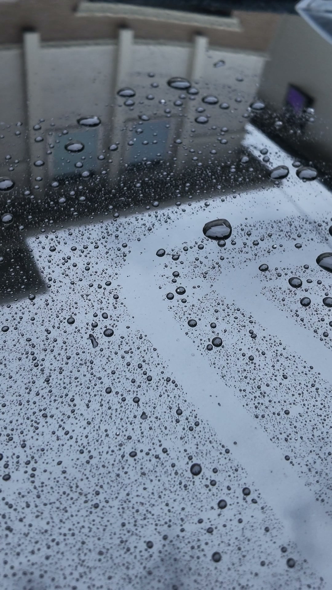 タオルを使って水玉を拭いている途中のボディ