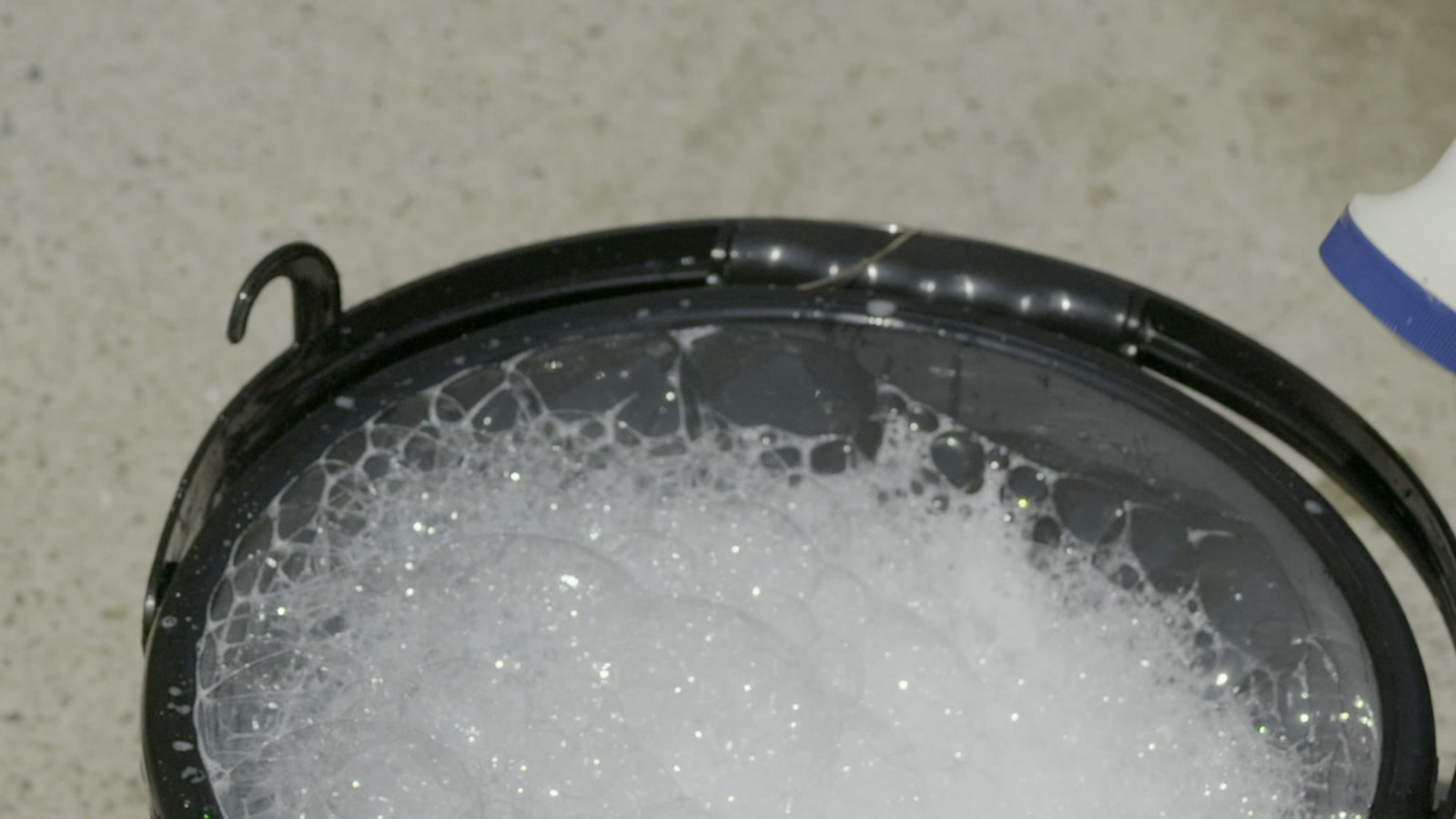 泡が立ったバケツ