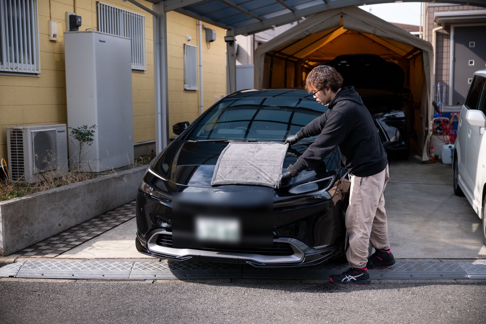 自宅前でSKIPS Pro Gen2を使って愛車を拭き上げる様子