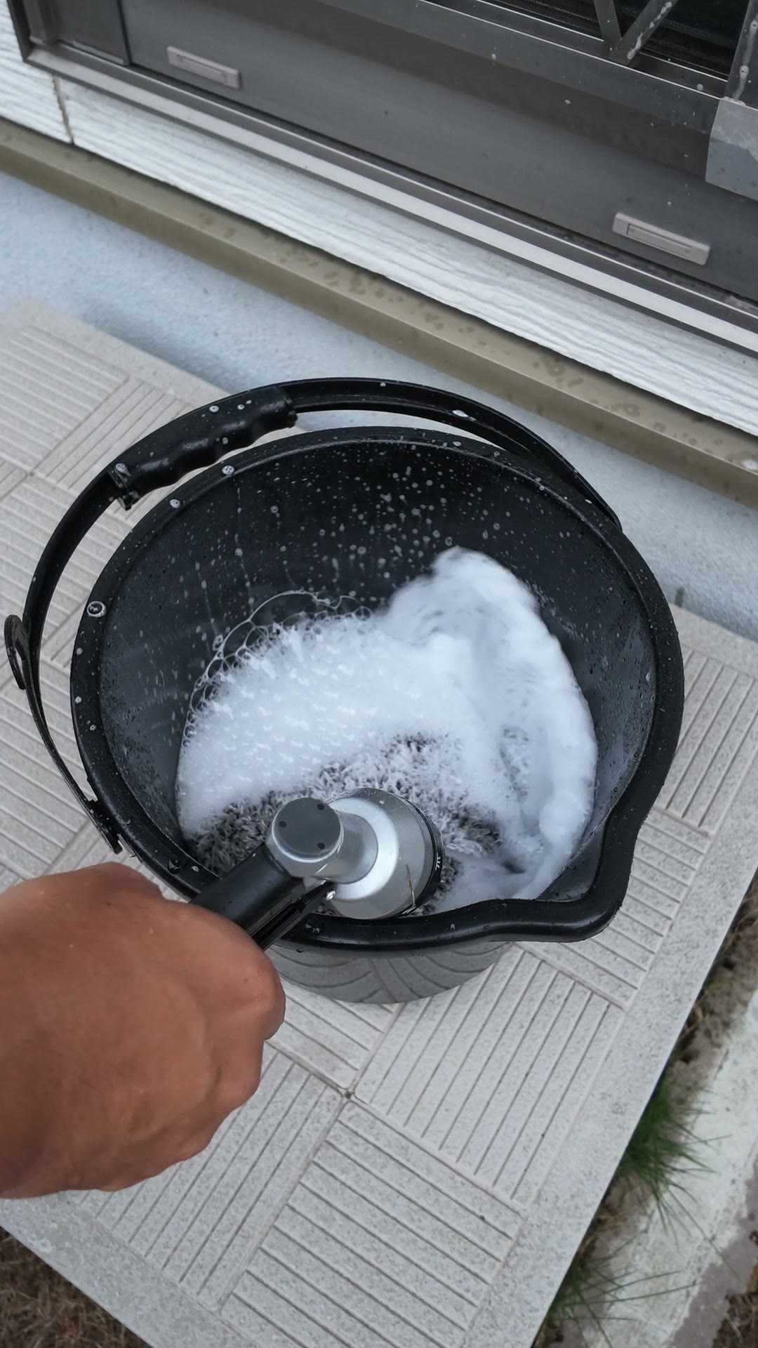 ミットで泡を乗せて洗っているところ