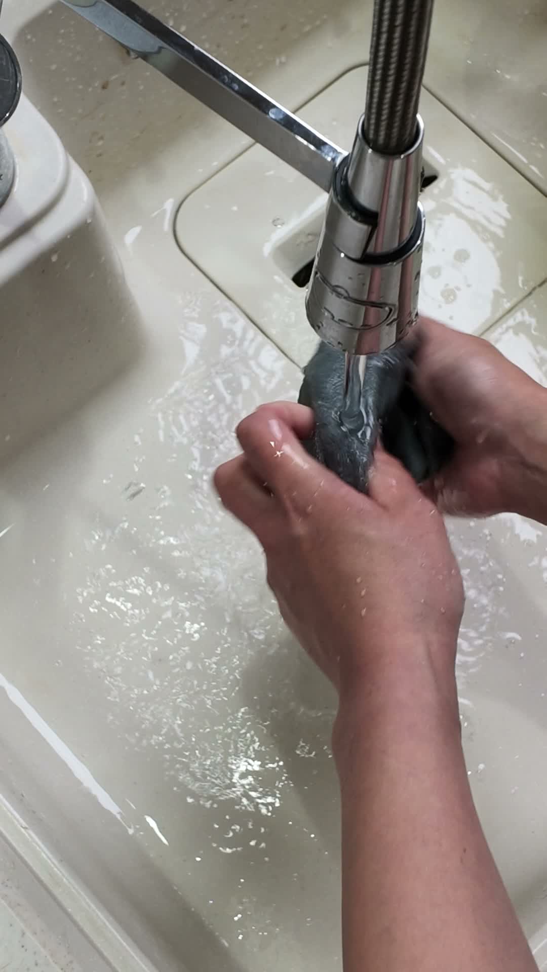 使ったSKIPS L’Reposを流水でもみ洗いしているところ