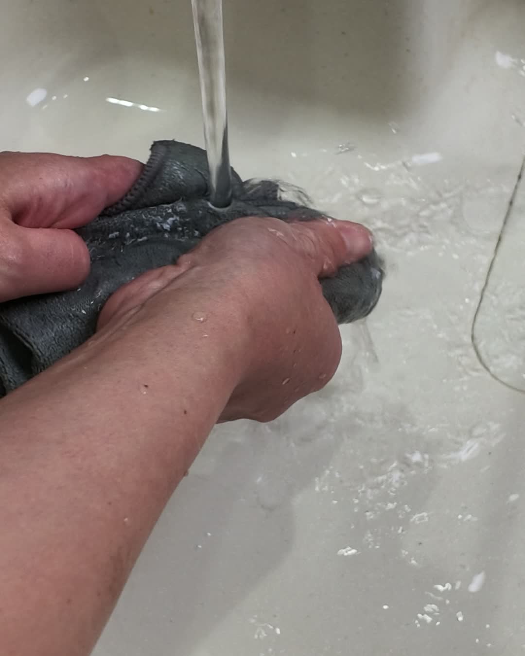 使ったSKIPS L’Reposを流水でもみ洗いしているところ