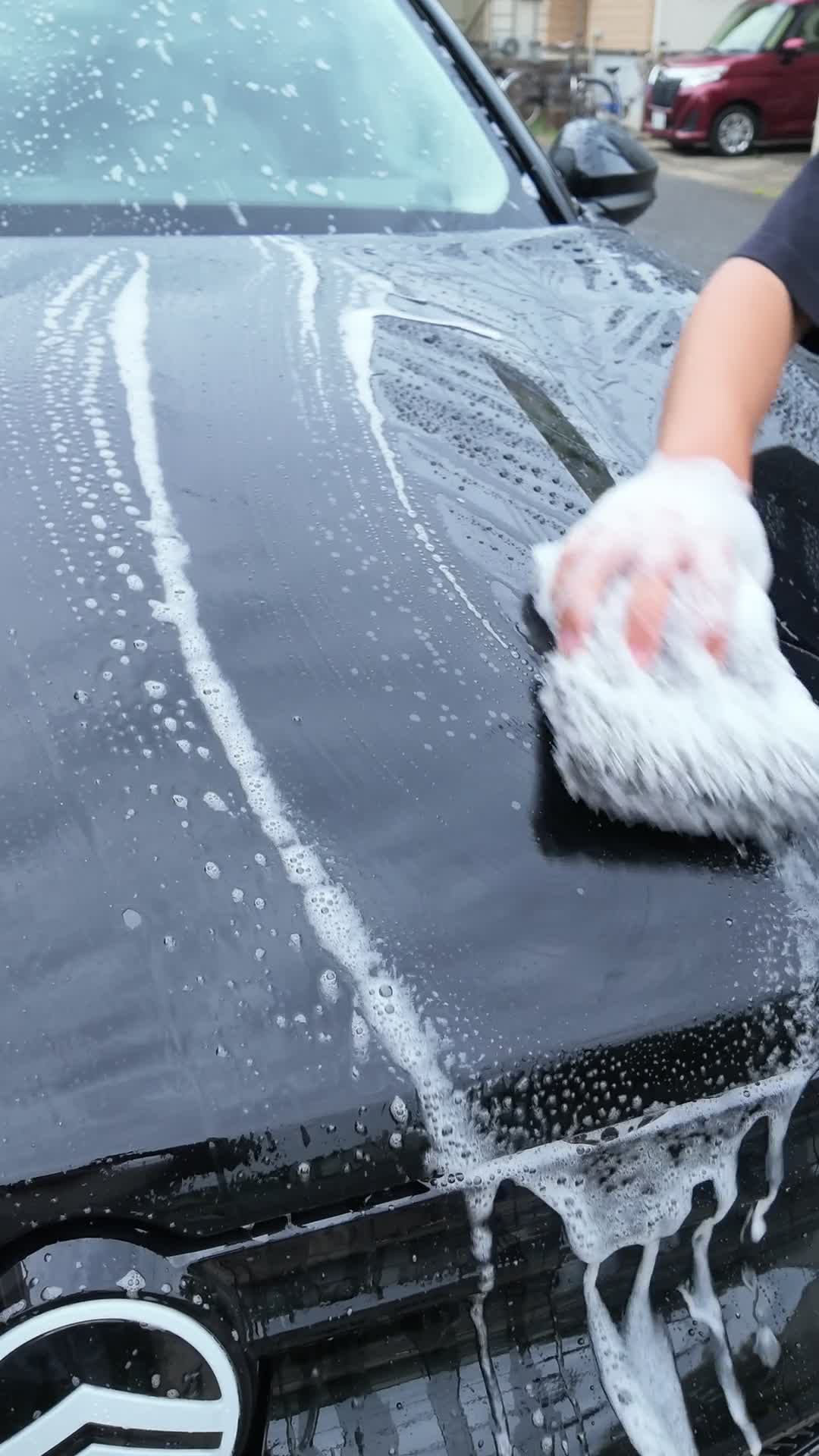 上からホースの水を流し、上から下へ砂とホコリを押し流すところ