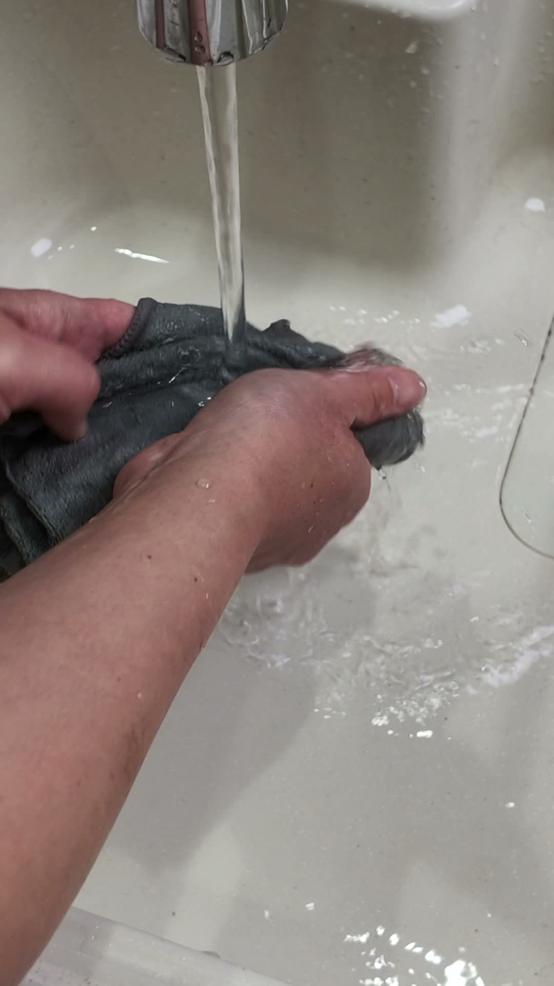 使ったSKIPS L’Reposを流水でもみ洗いしているところ