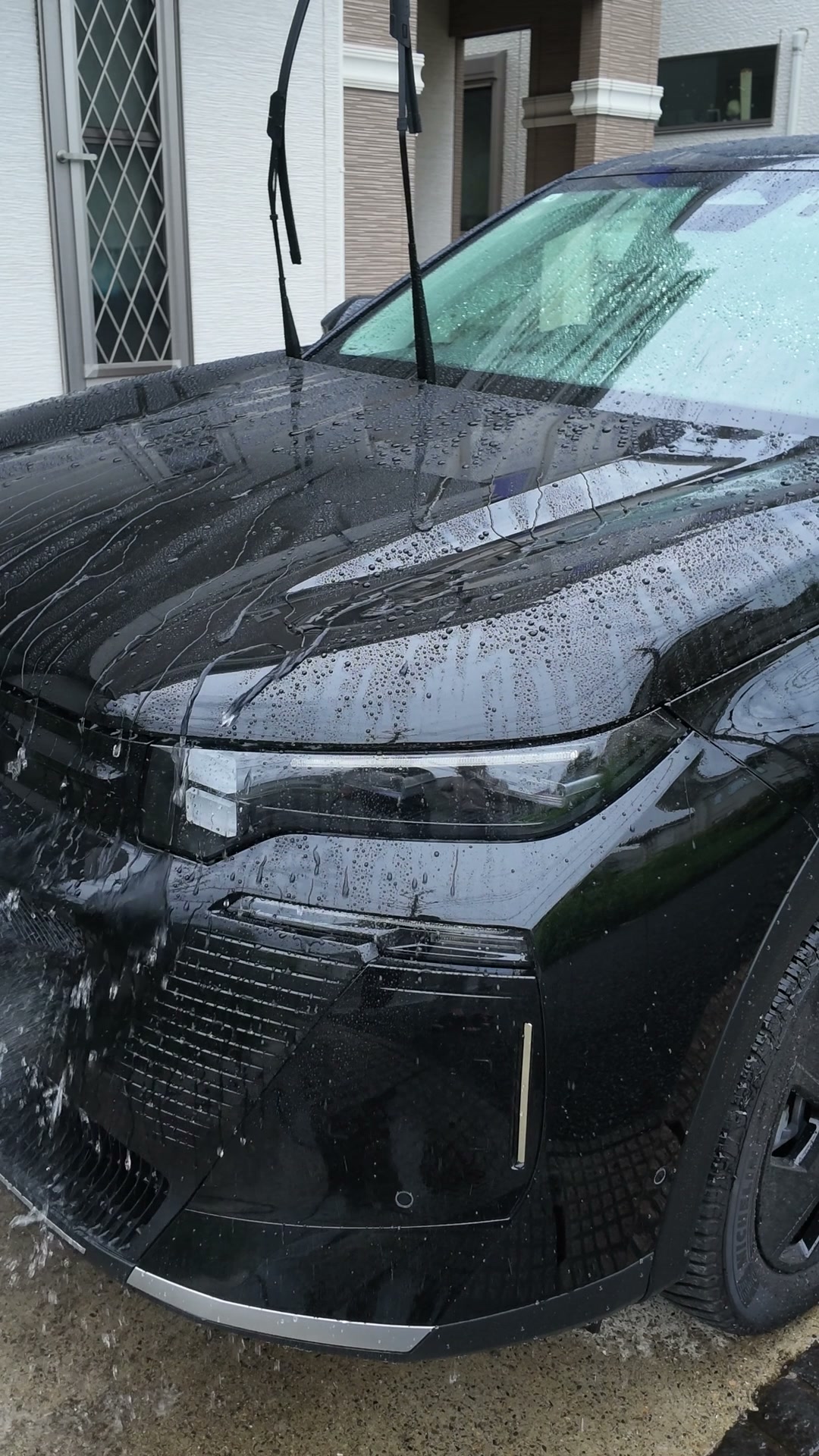 ホースの水をかけて、足まわりのまわりから先に流しているところ