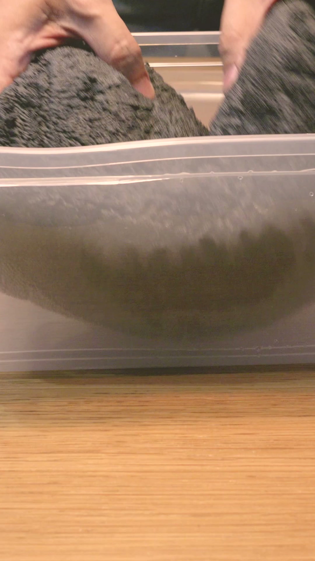 SKIPS Pro Gen2を持ち上げて、容器の中を見る様子