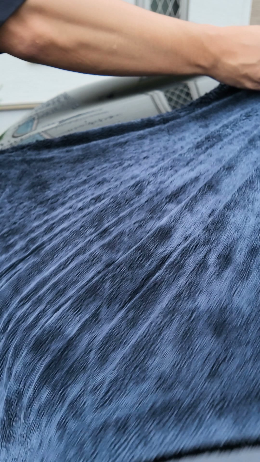 水滴の残った面に広げたSKIPS Pro Gen2
