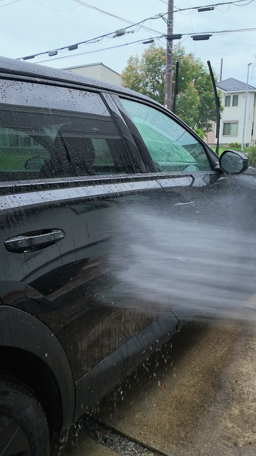 上から水をかけて汚れを流しているところ
