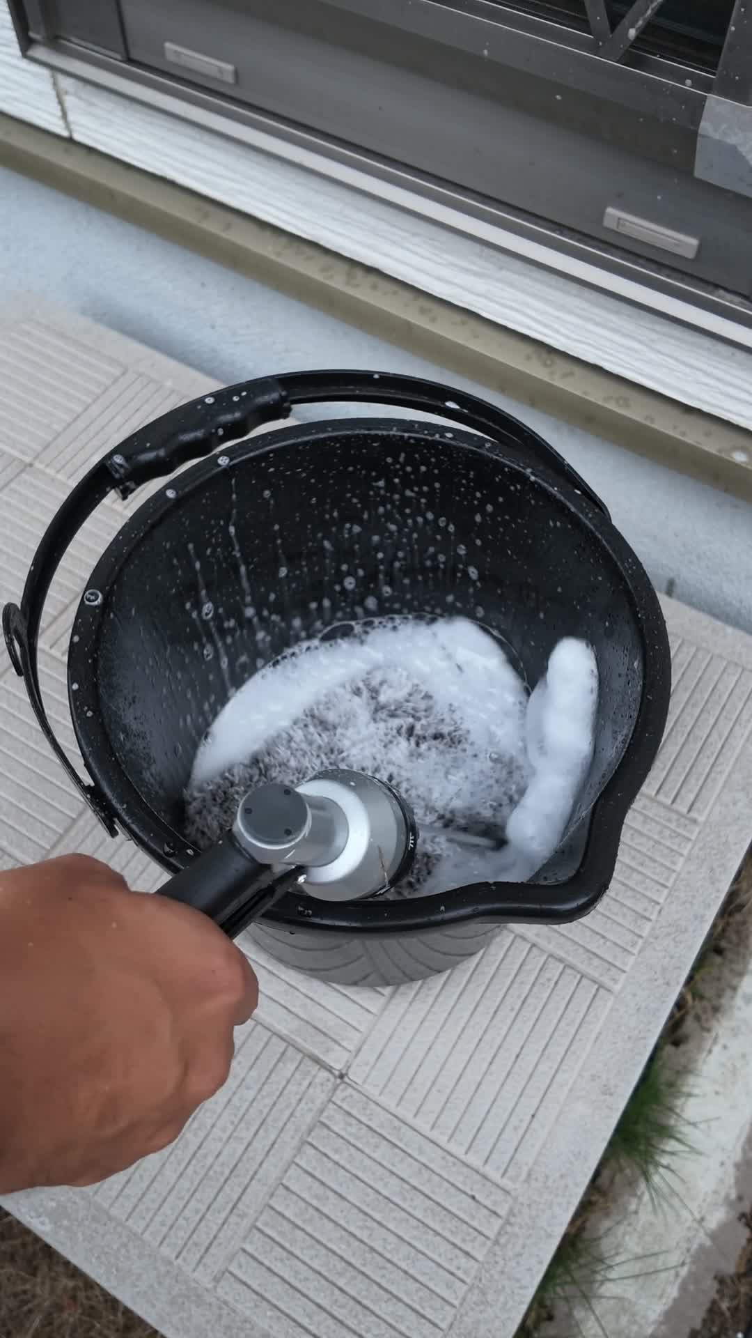 タオルをかぶせて拭き上げているところ