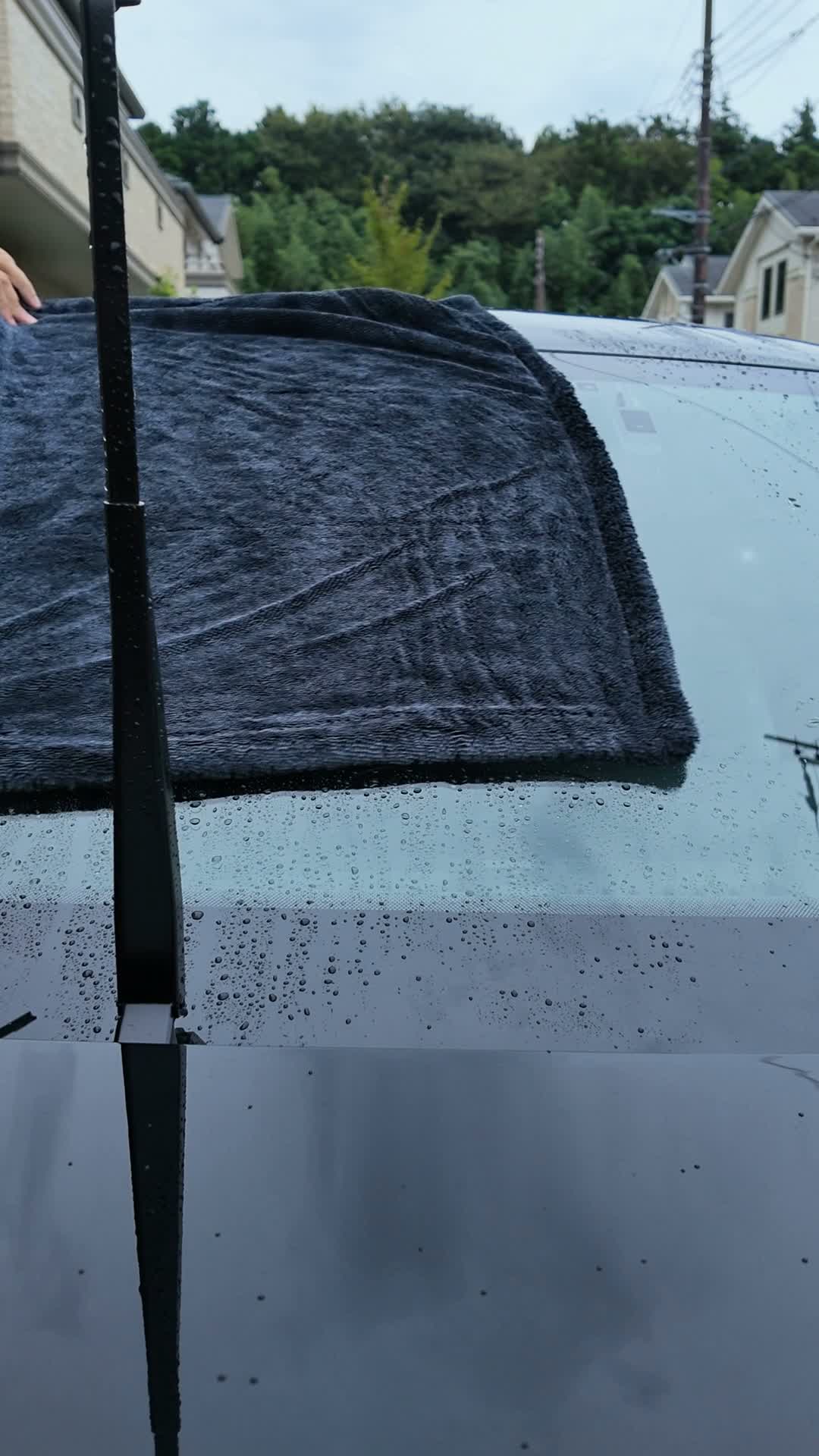 水滴が残る面にタオルをかぶせているところ