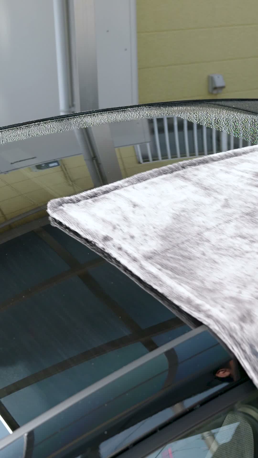 ガラス面をタオルで拭き上げているところ